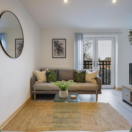 בורנמות' Large, Newly Renovated, Three Bedroom Town Centre Split Level Apartment With Free Parking, Sleeps Seven - Walking Distance To Beach מראה חיצוני תמונה