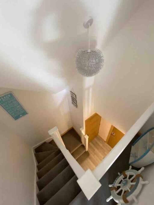 בורנמות' Large, Newly Renovated, Three Bedroom Town Centre Split Level Apartment With Free Parking, Sleeps Seven - Walking Distance To Beach מראה חיצוני תמונה