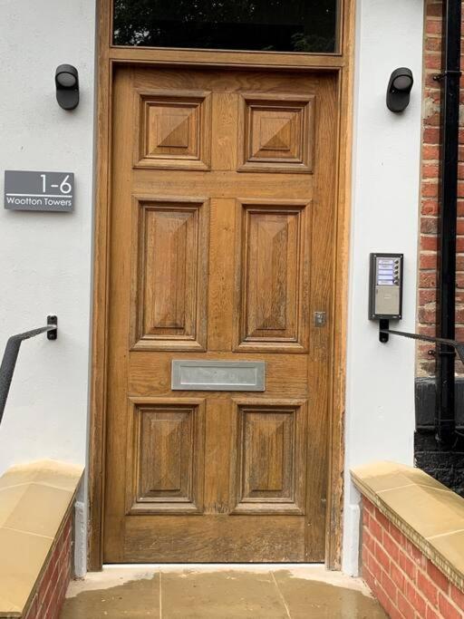 בורנמות' Large, Newly Renovated, Three Bedroom Town Centre Split Level Apartment With Free Parking, Sleeps Seven - Walking Distance To Beach מראה חיצוני תמונה