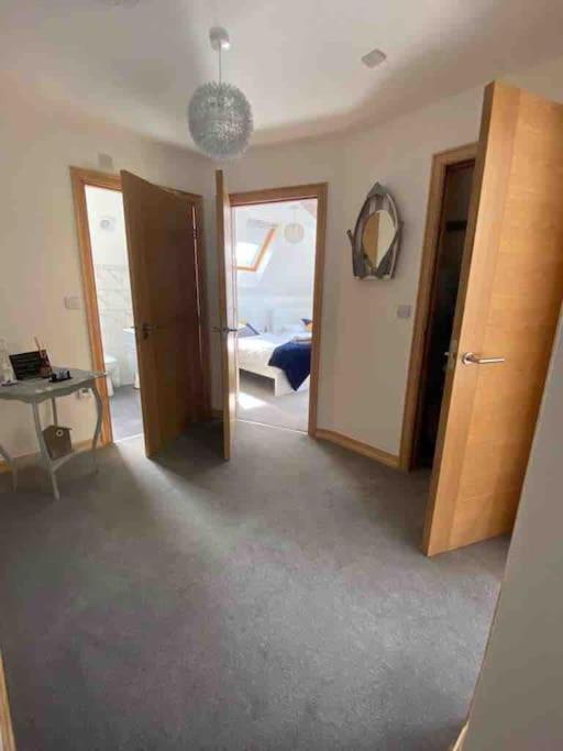 בורנמות' Large, Newly Renovated, Three Bedroom Town Centre Split Level Apartment With Free Parking, Sleeps Seven - Walking Distance To Beach מראה חיצוני תמונה