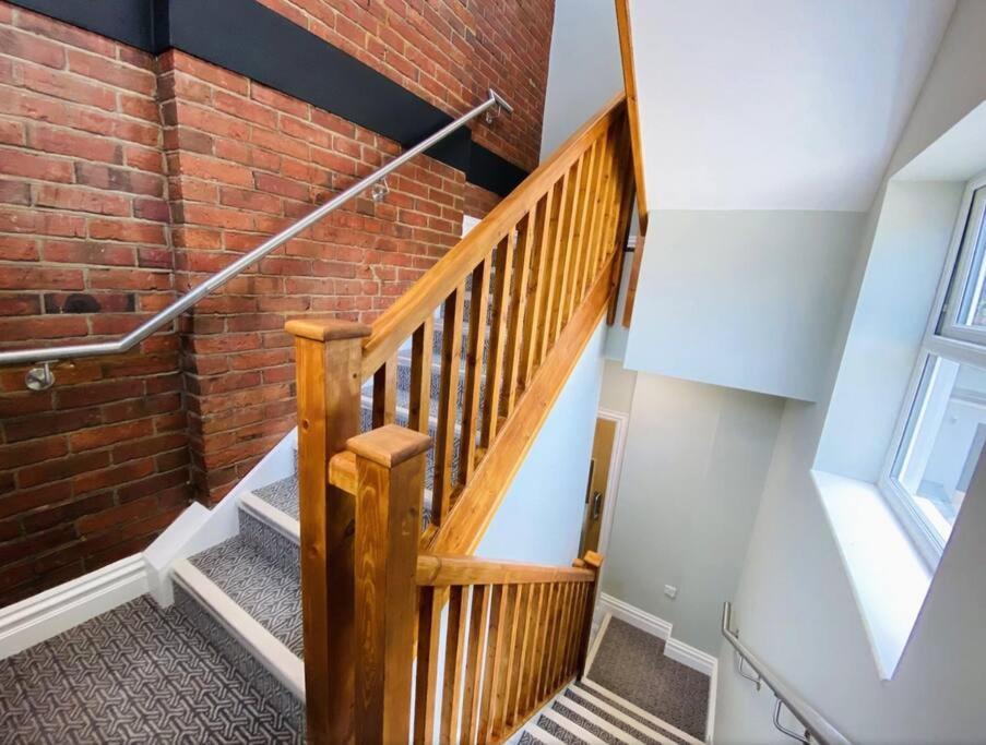 בורנמות' Large, Newly Renovated, Three Bedroom Town Centre Split Level Apartment With Free Parking, Sleeps Seven - Walking Distance To Beach מראה חיצוני תמונה