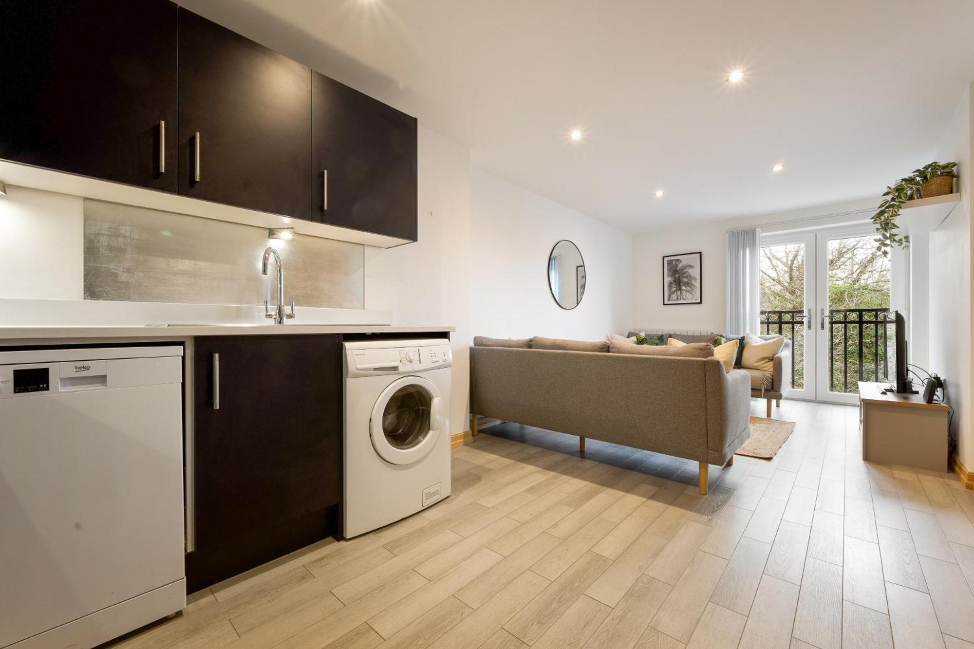בורנמות' Large, Newly Renovated, Three Bedroom Town Centre Split Level Apartment With Free Parking, Sleeps Seven - Walking Distance To Beach מראה חיצוני תמונה