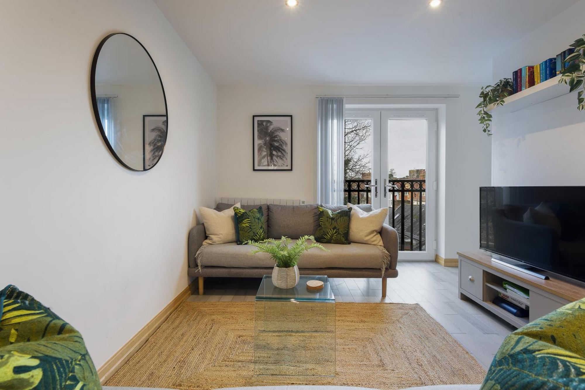 בורנמות' Large, Newly Renovated, Three Bedroom Town Centre Split Level Apartment With Free Parking, Sleeps Seven - Walking Distance To Beach מראה חיצוני תמונה