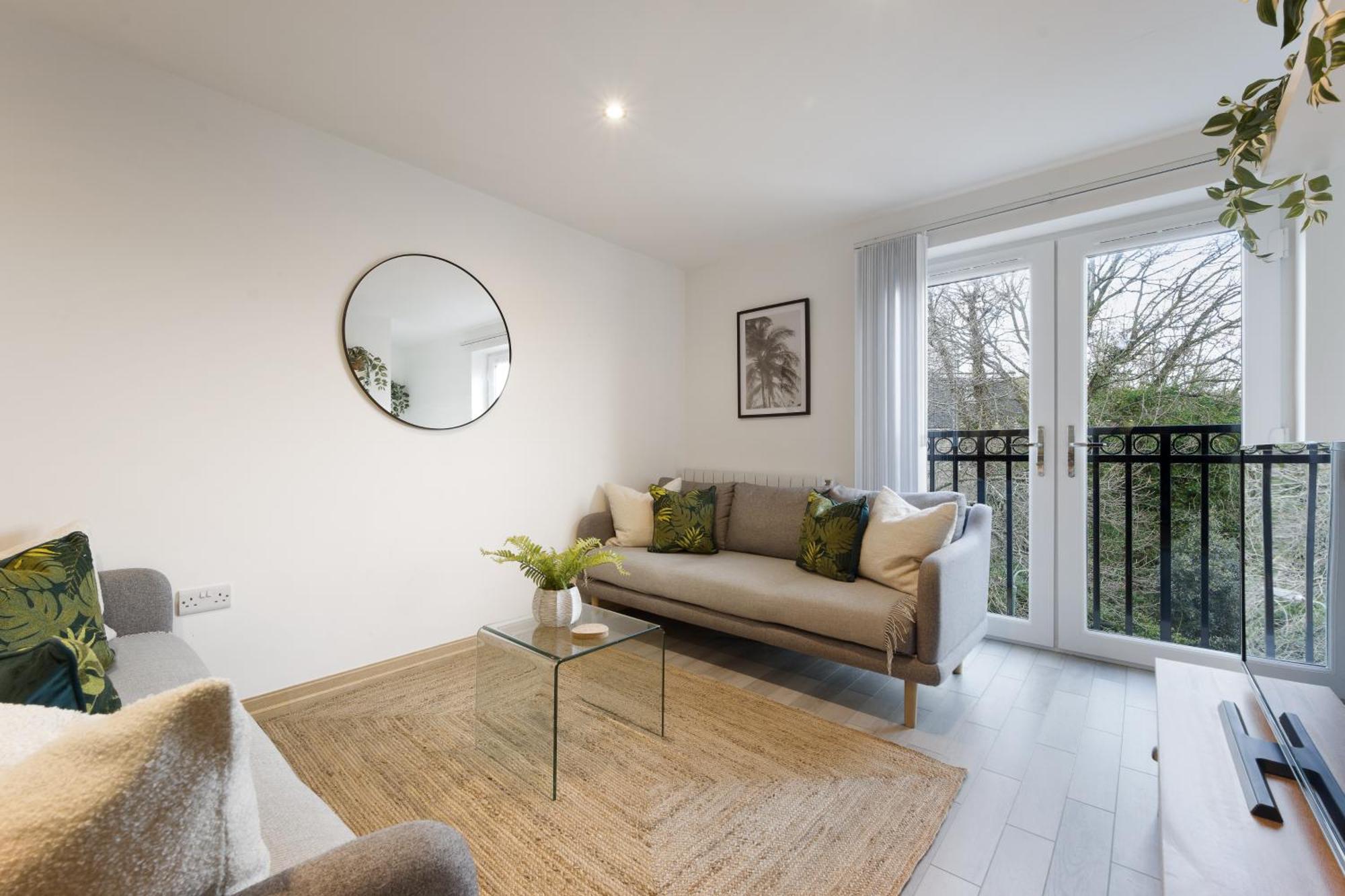 בורנמות' Large, Newly Renovated, Three Bedroom Town Centre Split Level Apartment With Free Parking, Sleeps Seven - Walking Distance To Beach מראה חיצוני תמונה