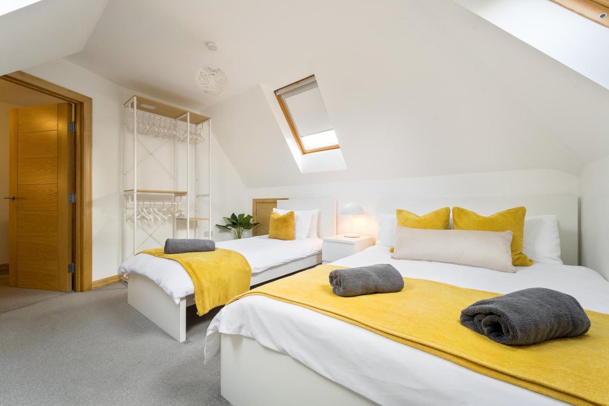 בורנמות' Large, Newly Renovated, Three Bedroom Town Centre Split Level Apartment With Free Parking, Sleeps Seven - Walking Distance To Beach מראה חיצוני תמונה