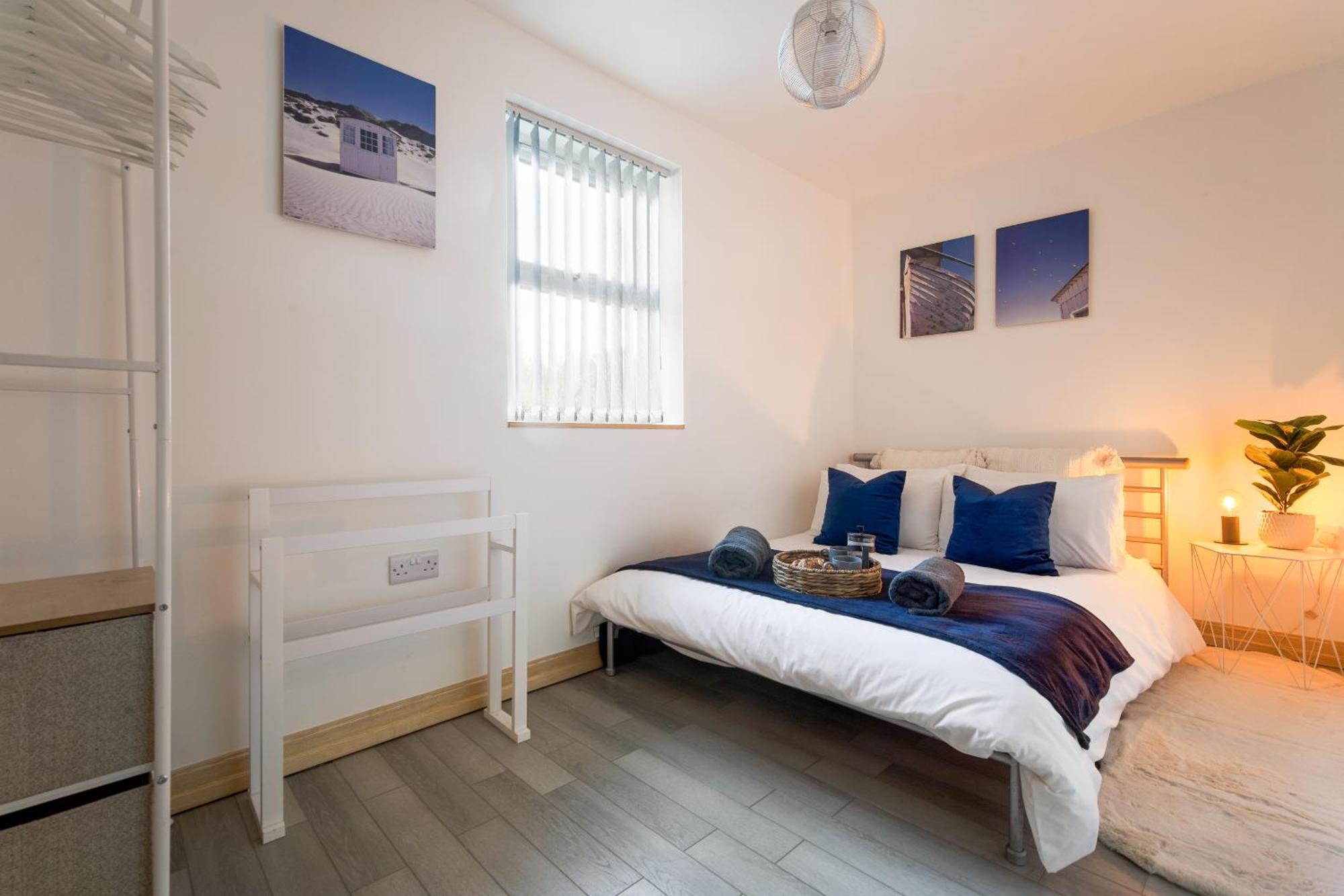 בורנמות' Large, Newly Renovated, Three Bedroom Town Centre Split Level Apartment With Free Parking, Sleeps Seven - Walking Distance To Beach מראה חיצוני תמונה