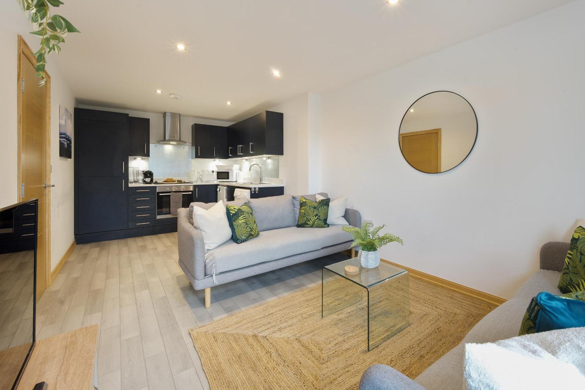 בורנמות' Large, Newly Renovated, Three Bedroom Town Centre Split Level Apartment With Free Parking, Sleeps Seven - Walking Distance To Beach מראה חיצוני תמונה