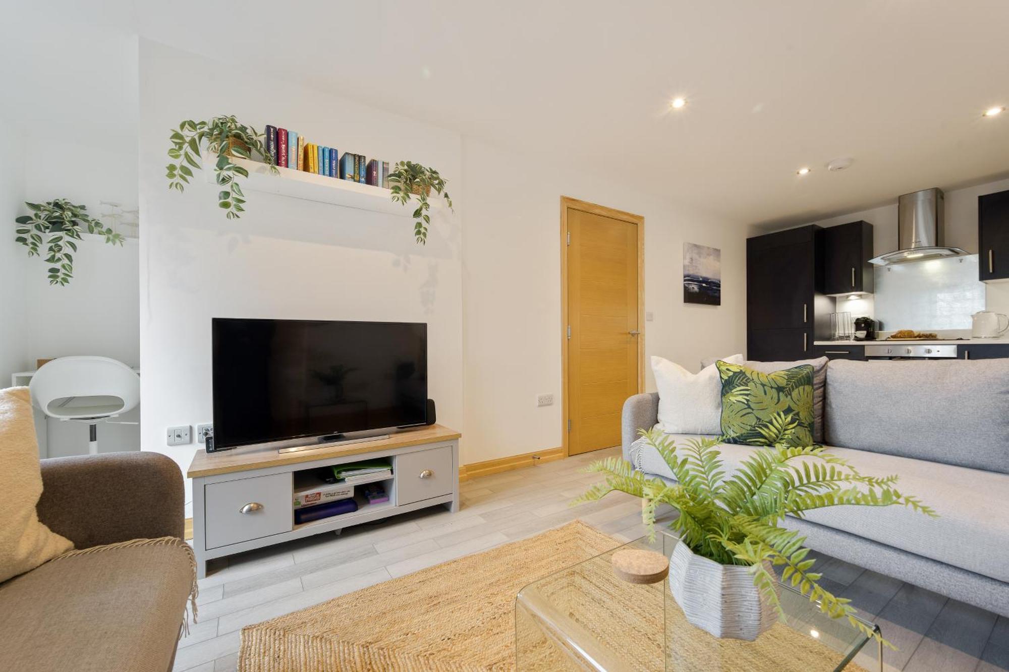 בורנמות' Large, Newly Renovated, Three Bedroom Town Centre Split Level Apartment With Free Parking, Sleeps Seven - Walking Distance To Beach מראה חיצוני תמונה