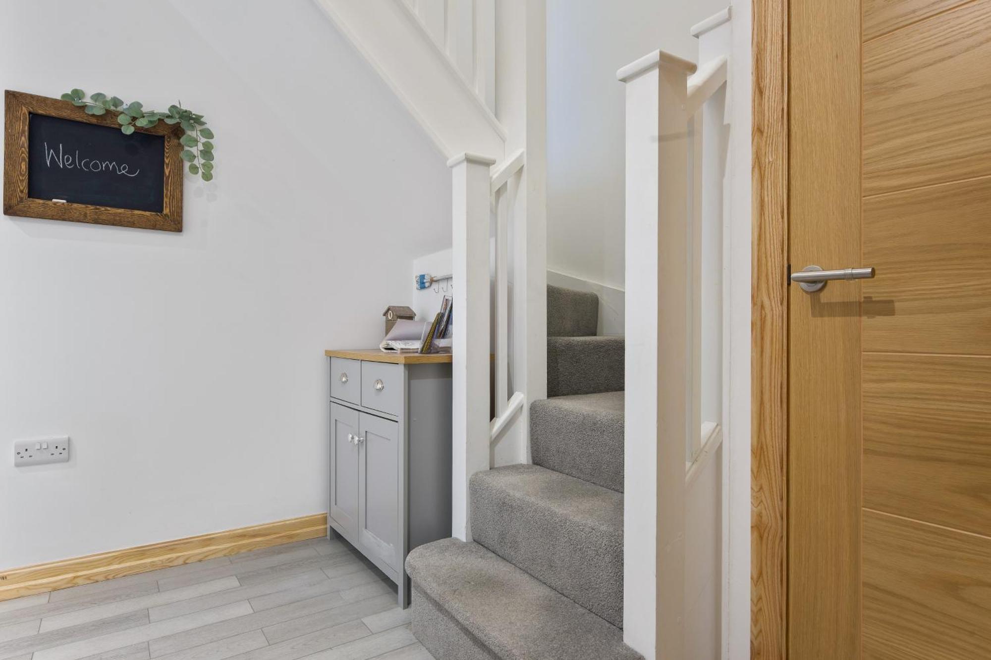 בורנמות' Large, Newly Renovated, Three Bedroom Town Centre Split Level Apartment With Free Parking, Sleeps Seven - Walking Distance To Beach מראה חיצוני תמונה