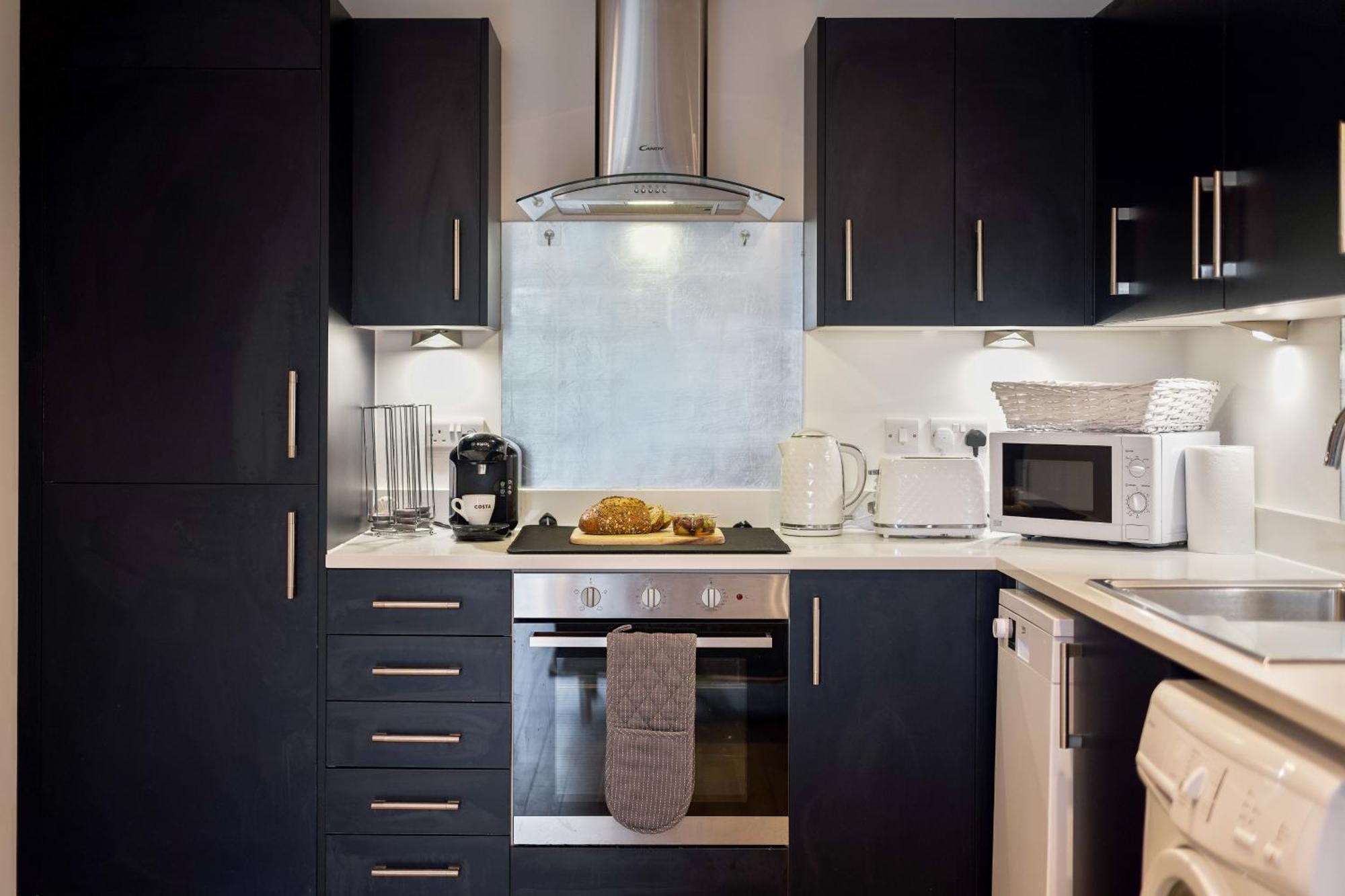 בורנמות' Large, Newly Renovated, Three Bedroom Town Centre Split Level Apartment With Free Parking, Sleeps Seven - Walking Distance To Beach מראה חיצוני תמונה