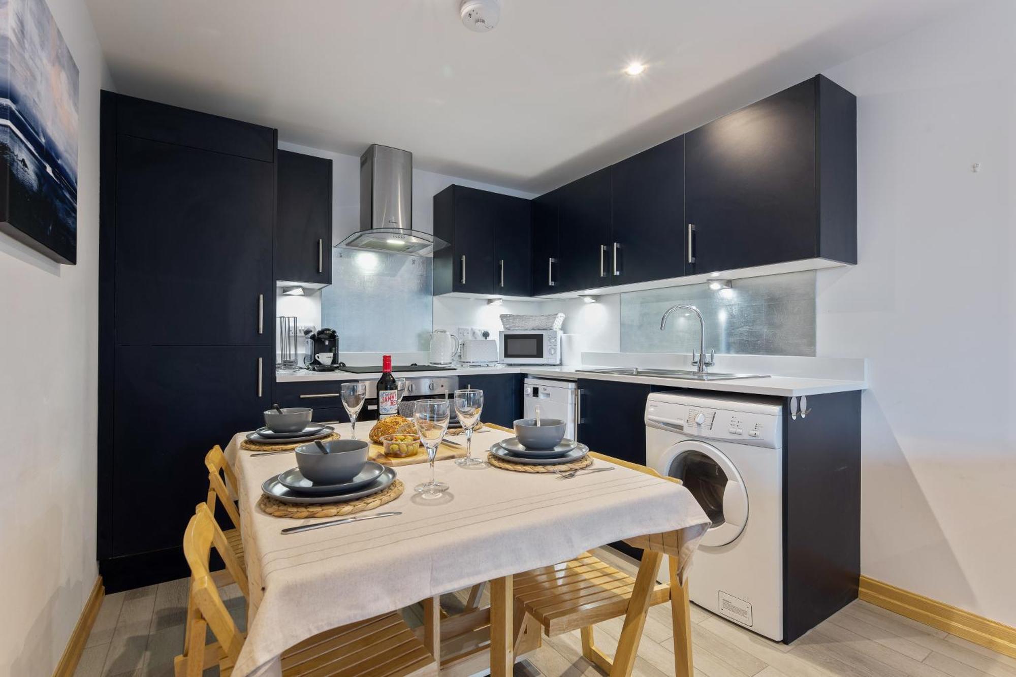 בורנמות' Large, Newly Renovated, Three Bedroom Town Centre Split Level Apartment With Free Parking, Sleeps Seven - Walking Distance To Beach מראה חיצוני תמונה