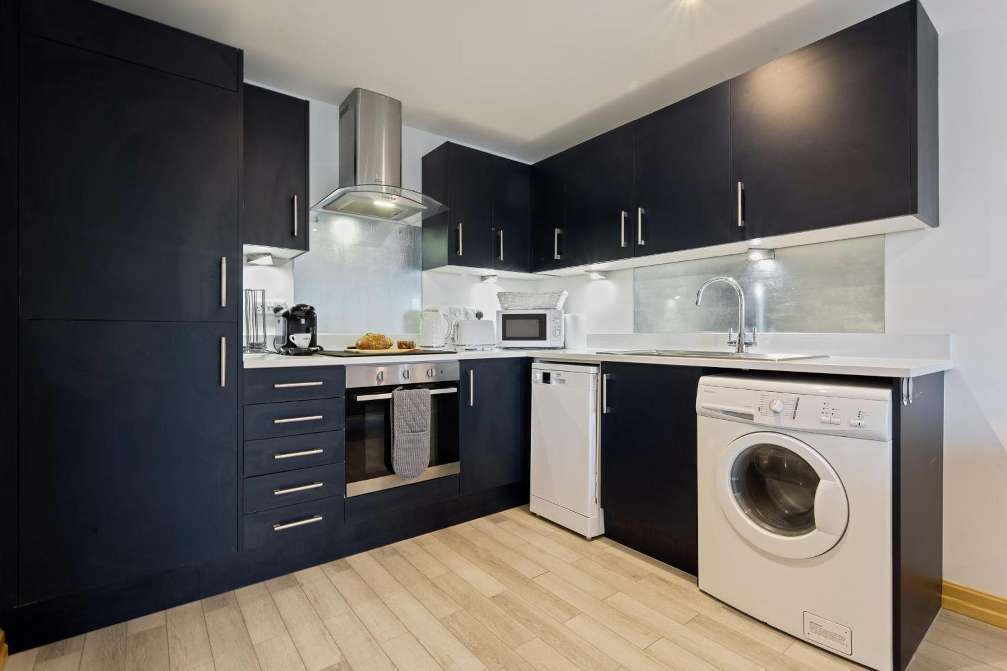 בורנמות' Large, Newly Renovated, Three Bedroom Town Centre Split Level Apartment With Free Parking, Sleeps Seven - Walking Distance To Beach מראה חיצוני תמונה