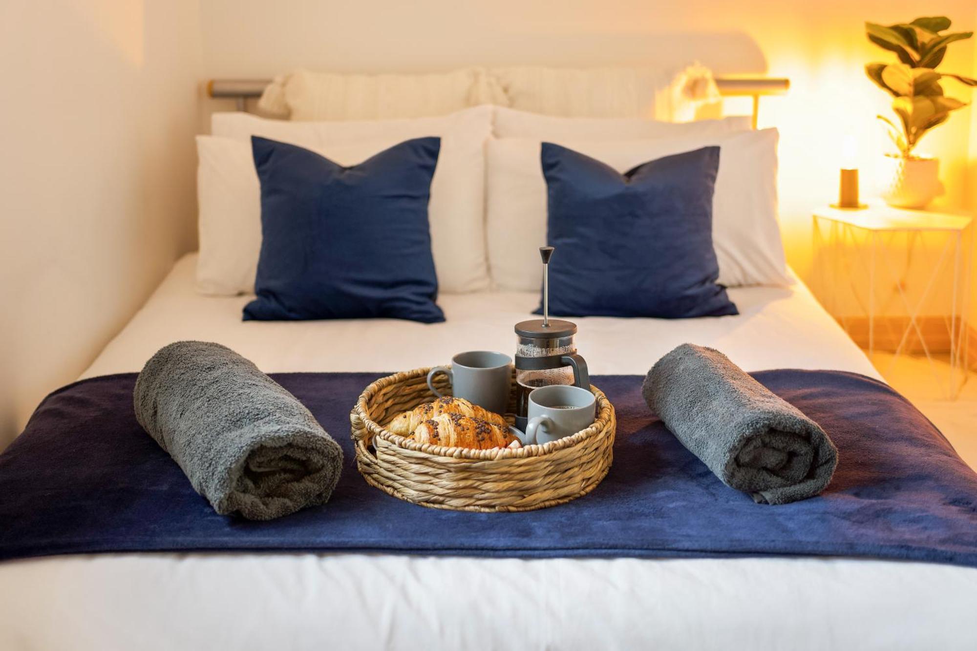 בורנמות' Large, Newly Renovated, Three Bedroom Town Centre Split Level Apartment With Free Parking, Sleeps Seven - Walking Distance To Beach מראה חיצוני תמונה