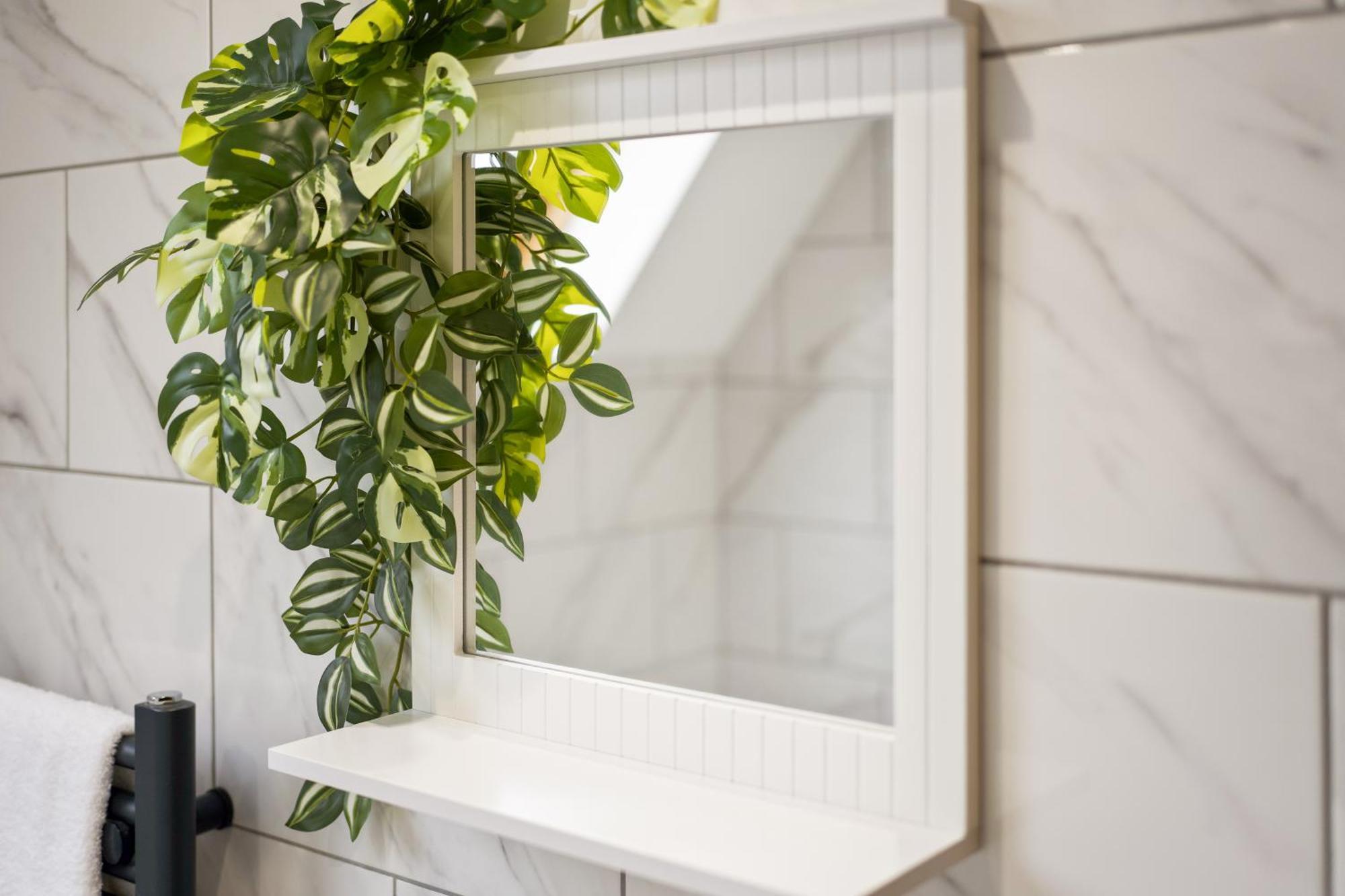 בורנמות' Large, Newly Renovated, Three Bedroom Town Centre Split Level Apartment With Free Parking, Sleeps Seven - Walking Distance To Beach מראה חיצוני תמונה