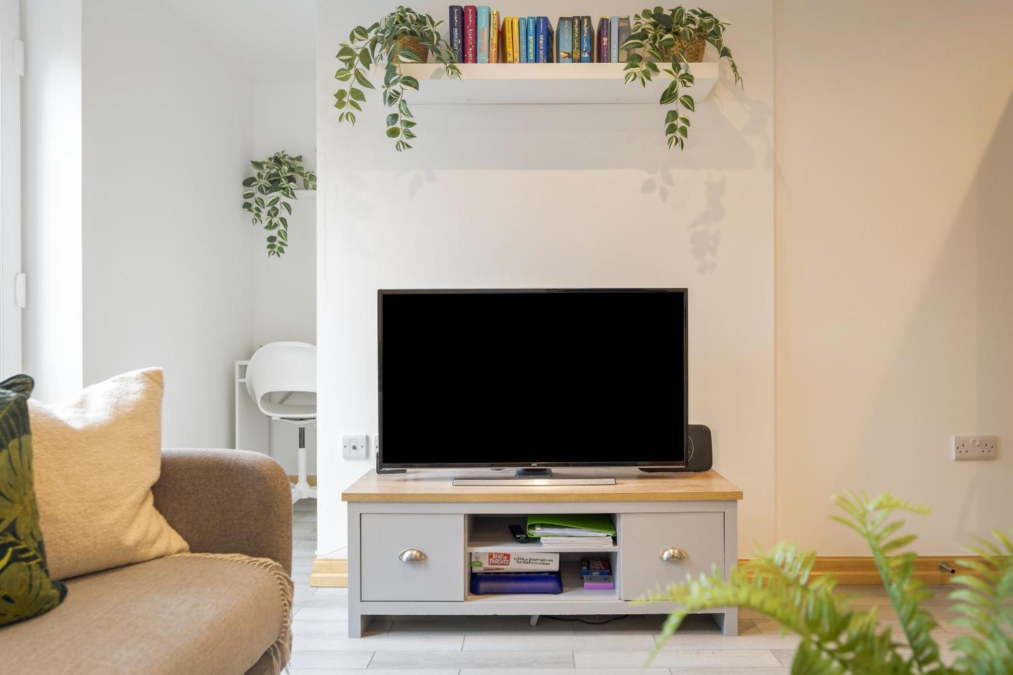 בורנמות' Large, Newly Renovated, Three Bedroom Town Centre Split Level Apartment With Free Parking, Sleeps Seven - Walking Distance To Beach מראה חיצוני תמונה