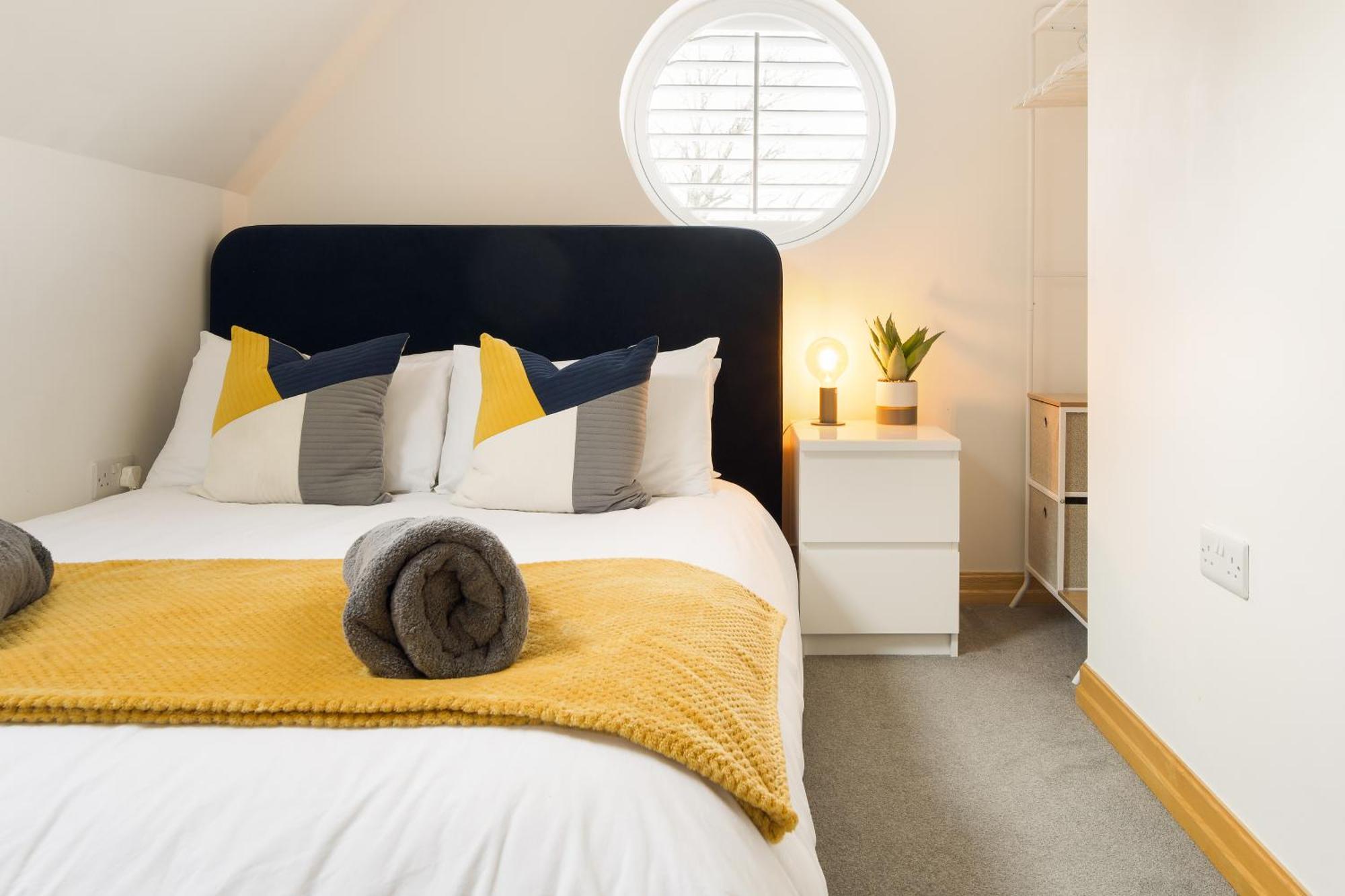 בורנמות' Large, Newly Renovated, Three Bedroom Town Centre Split Level Apartment With Free Parking, Sleeps Seven - Walking Distance To Beach מראה חיצוני תמונה
