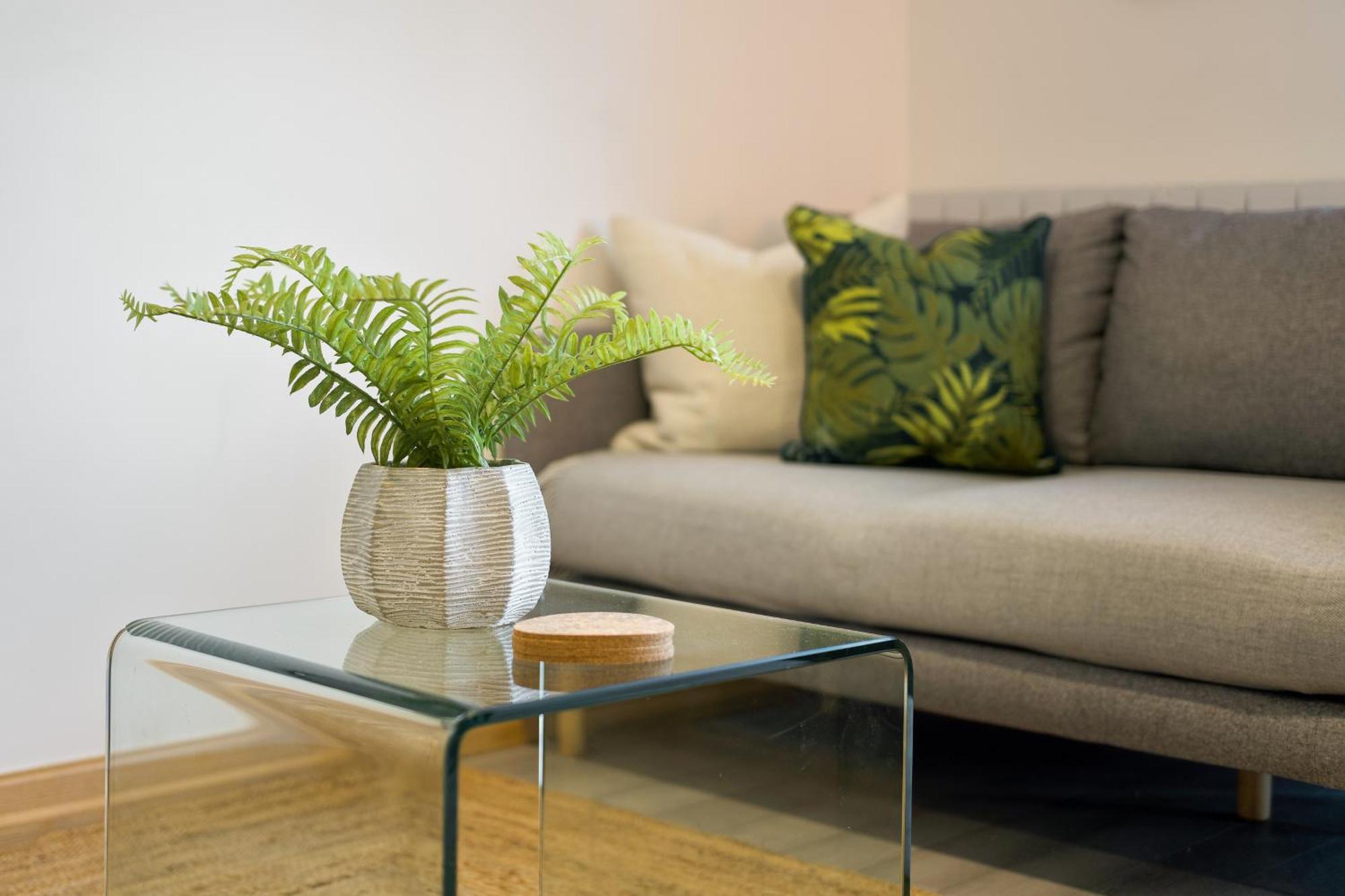 בורנמות' Large, Newly Renovated, Three Bedroom Town Centre Split Level Apartment With Free Parking, Sleeps Seven - Walking Distance To Beach מראה חיצוני תמונה