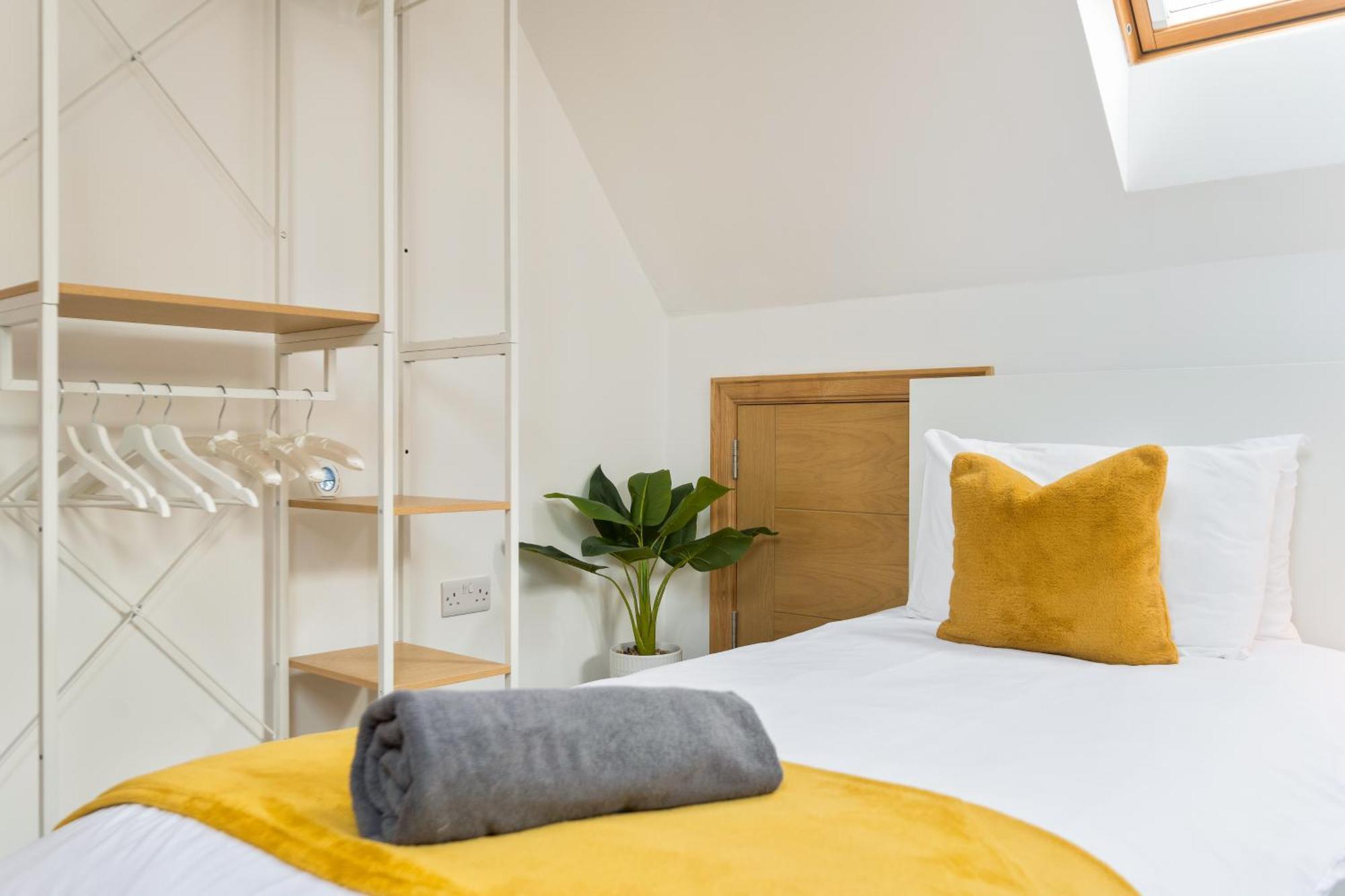 בורנמות' Large, Newly Renovated, Three Bedroom Town Centre Split Level Apartment With Free Parking, Sleeps Seven - Walking Distance To Beach מראה חיצוני תמונה