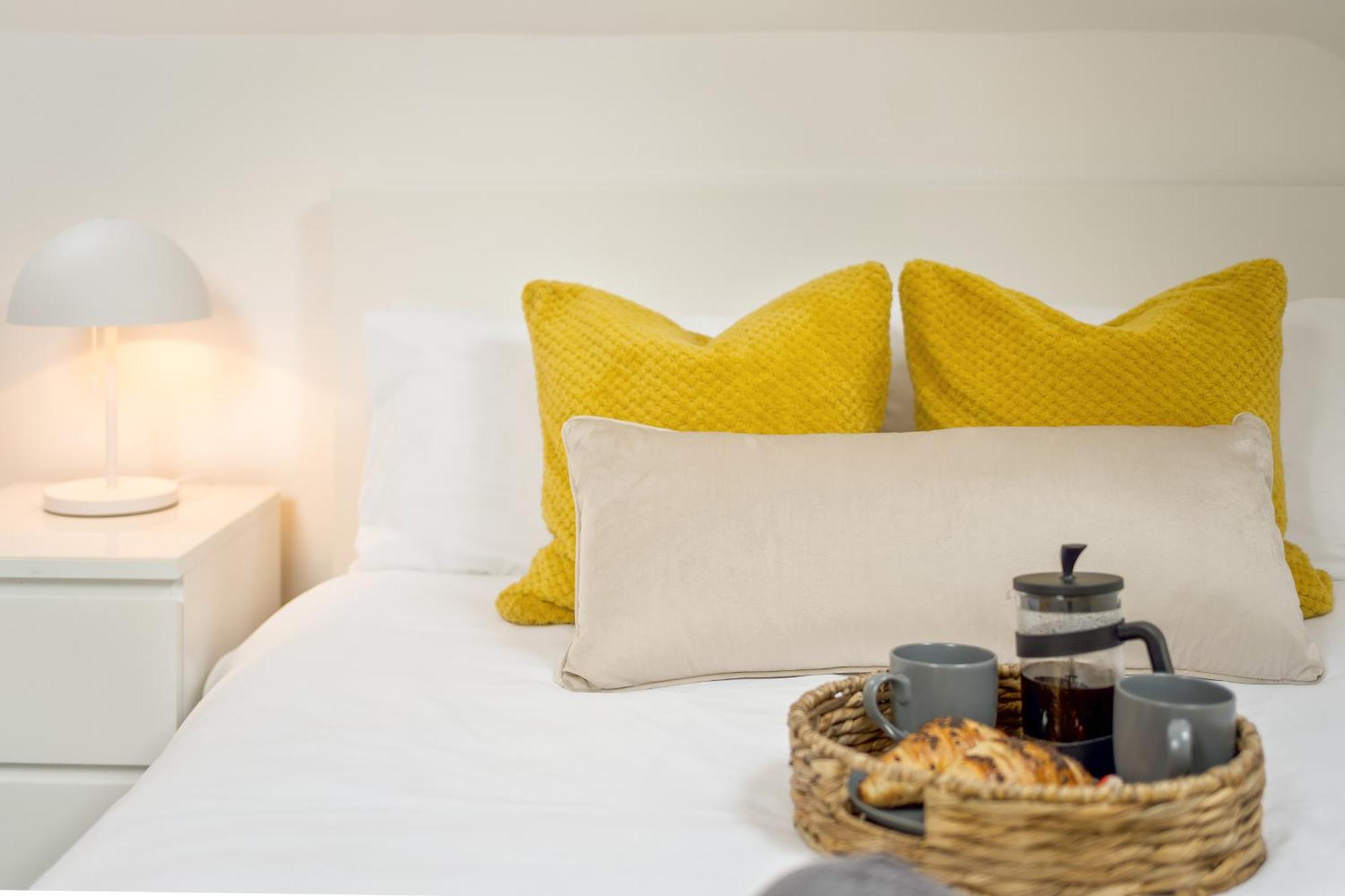 בורנמות' Large, Newly Renovated, Three Bedroom Town Centre Split Level Apartment With Free Parking, Sleeps Seven - Walking Distance To Beach מראה חיצוני תמונה