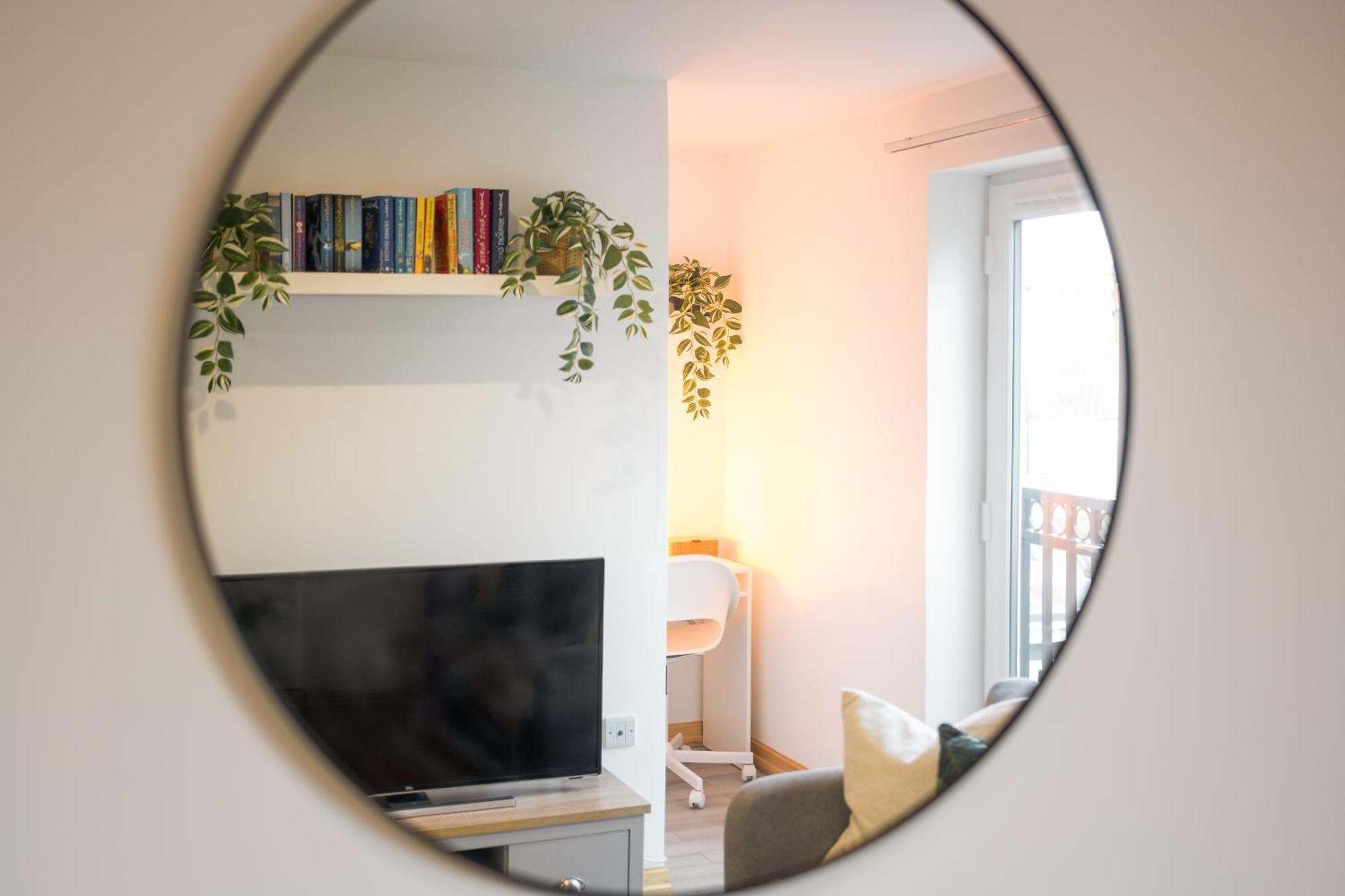 בורנמות' Large, Newly Renovated, Three Bedroom Town Centre Split Level Apartment With Free Parking, Sleeps Seven - Walking Distance To Beach מראה חיצוני תמונה