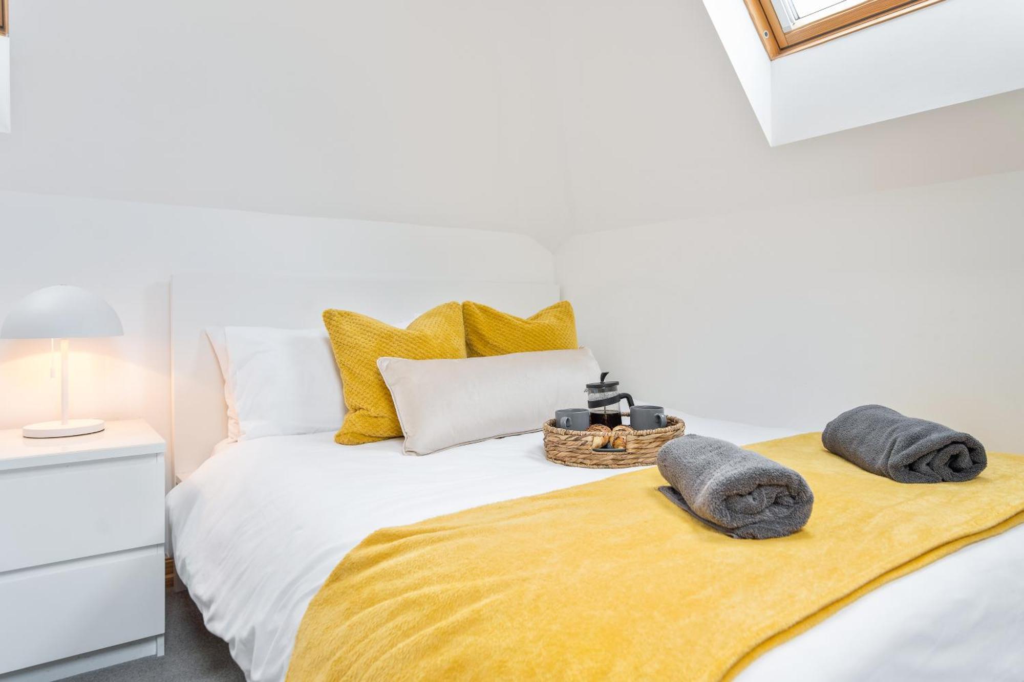 בורנמות' Large, Newly Renovated, Three Bedroom Town Centre Split Level Apartment With Free Parking, Sleeps Seven - Walking Distance To Beach מראה חיצוני תמונה