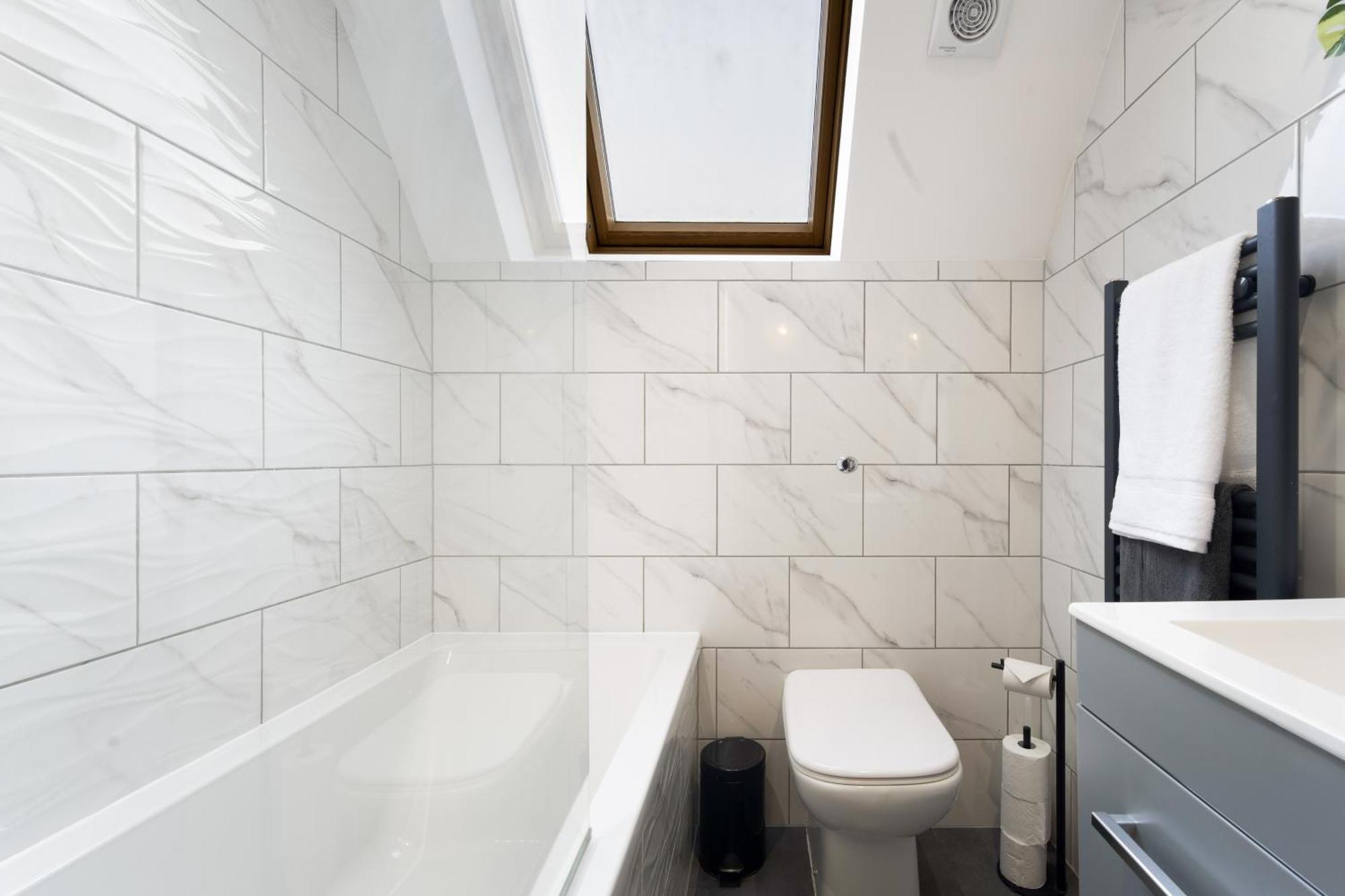 בורנמות' Large, Newly Renovated, Three Bedroom Town Centre Split Level Apartment With Free Parking, Sleeps Seven - Walking Distance To Beach מראה חיצוני תמונה
